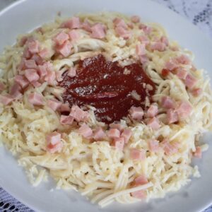 Espaguetis de queso gouda y jamón