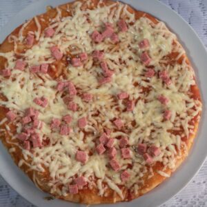 Pizza de queso criollo con jamón