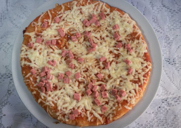 Pizza de queso criollo con jamón