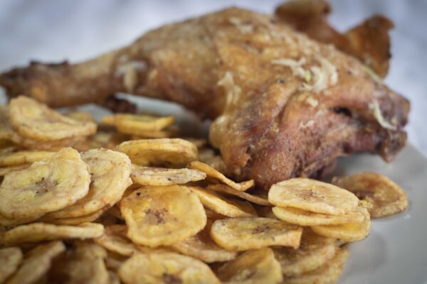 Pollo con chicharritas