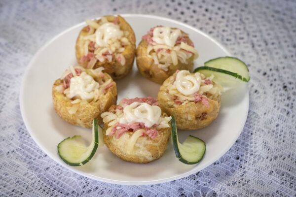 Tostones rellenos con jamón y queso