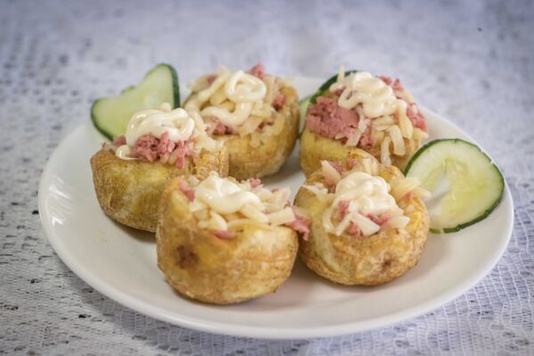 Tostones rellenos con jamón y queso