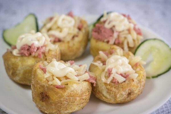 Tostones rellenos con jamón y queso